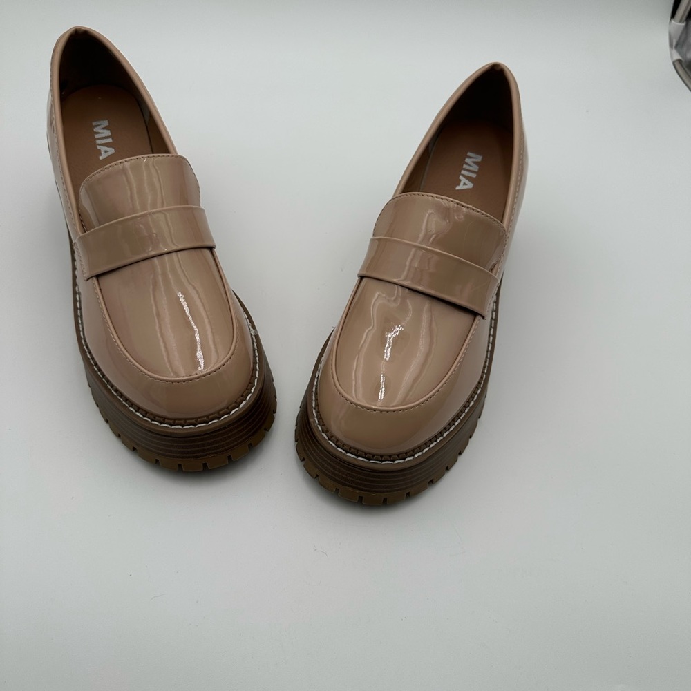 Mia women’s nude patent loafers / Platform With Chunky Heel